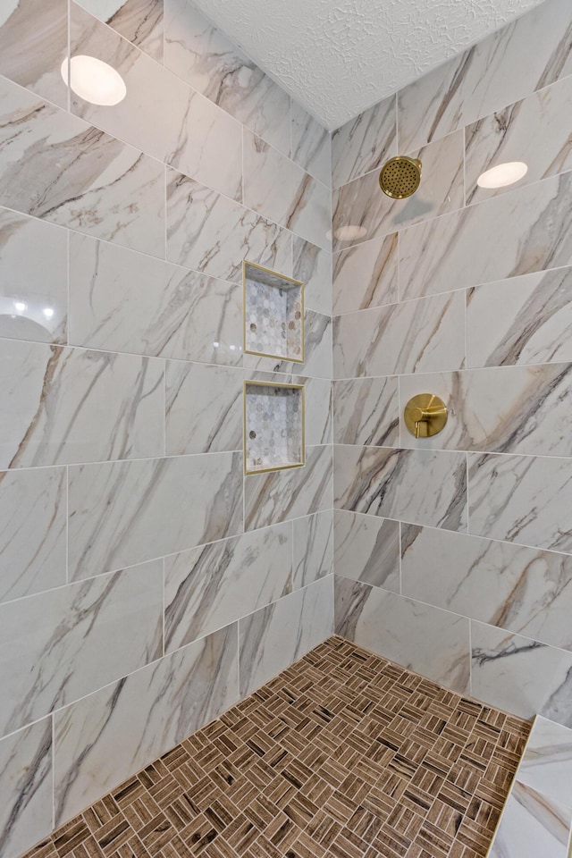 3261 Royal Troon Rd, Lexington, KY 40509 - bathroom featuring a tile shower and a textured ceiling