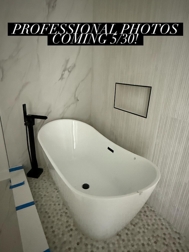 4252 Equestrian Way, Richmond, KY 40475 - full bath with a freestanding bath
