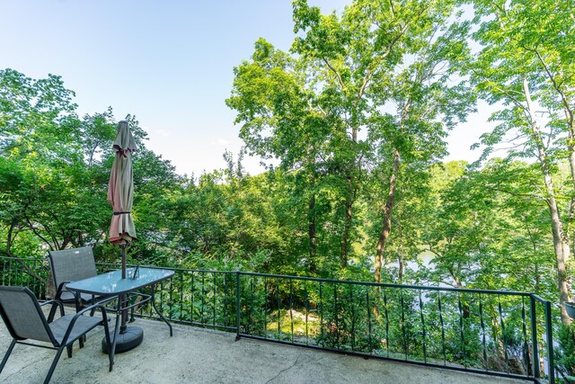 274 Oster Dr, Harrodsburg, KY 40330 - balcony with outdoor dining space