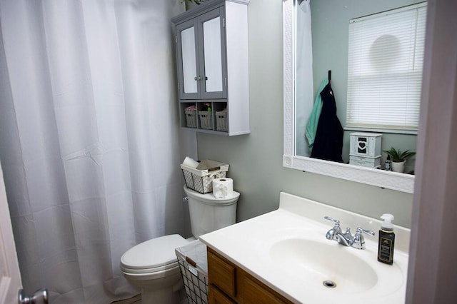 105 Herrington Hwy, Georgetown, KY 40324 - full bathroom featuring vanity, toilet, and a shower with curtain