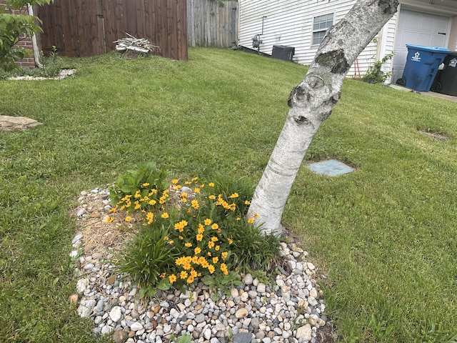105 Herrington Hwy, Georgetown, KY 40324 - view of yard featuring a garage