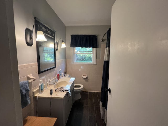 122 Mac Ct, Harrodsburg, KY 40330 - full bathroom with toilet, tile walls, vanity, wainscoting, and a shower with curtain