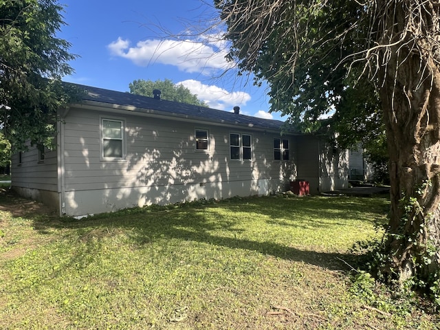 122 Mac Ct, Harrodsburg, KY 40330 - rear view of house featuring a yard