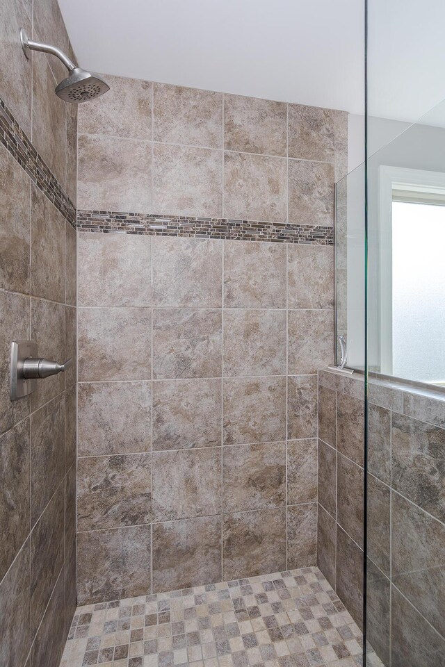 3880 Leighton Ln, Lexington, KY 40515 - bathroom featuring tiled shower