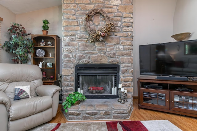 428 Patchen Dr, Lexington, KY 40517 - living area featuring wood finished floors and a fireplace