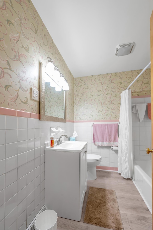 900 Shoshoni Trl, Georgetown, KY 40324 - full bathroom with wallpapered walls, toilet, vanity, shower / bath combination with curtain, and wainscoting