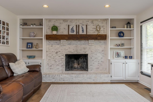 1025 Stowbridge Ln, Lexington, KY 40515 - living room featuring dark wood-type flooring, a fireplace, built in features, and recessed lighting