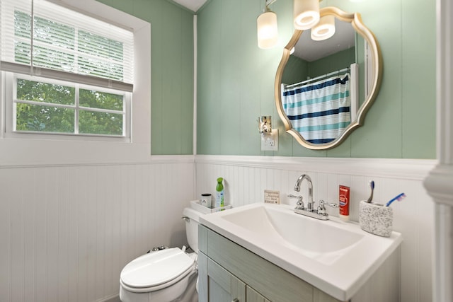 304 Hamilton Ave, Somerset, KY 42501 - bathroom with vanity, toilet, wainscoting, and a shower with curtain