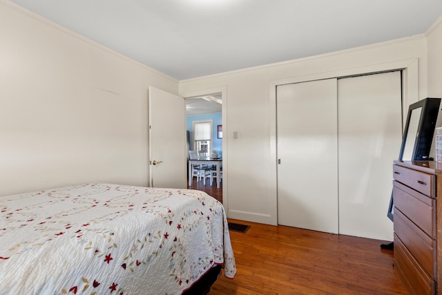 10165 Clifton Rd, Versailles, KY 40383 - bedroom with wood finished floors, crown molding, and a closet
