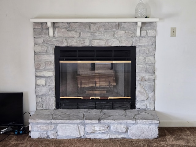 110 Albany Ln, Winchester, KY 40391 - detailed view of a glass covered fireplace, carpet flooring, and baseboards