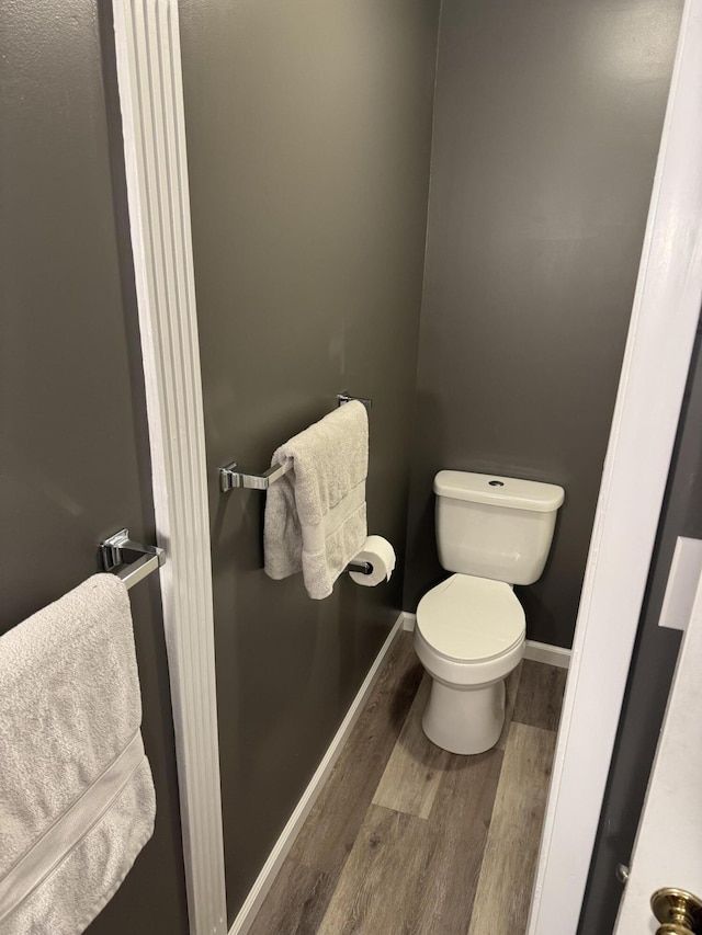 524 Cromwell Way, Lexington, KY 40503 - bathroom featuring wood finished floors, toilet, and baseboards