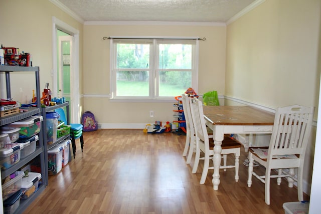 524 Cromwell Way, Lexington, KY 40503 - dining space with wood finished floors, a textured ceiling, crown molding, and baseboards