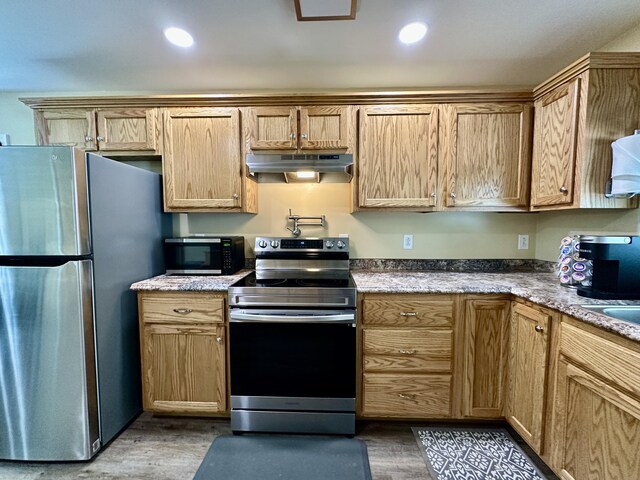 110 Witt Rd, London, KY 40741 - kitchen featuring stainless steel appliances, under cabinet range hood, wood finished floors, and recessed lighting