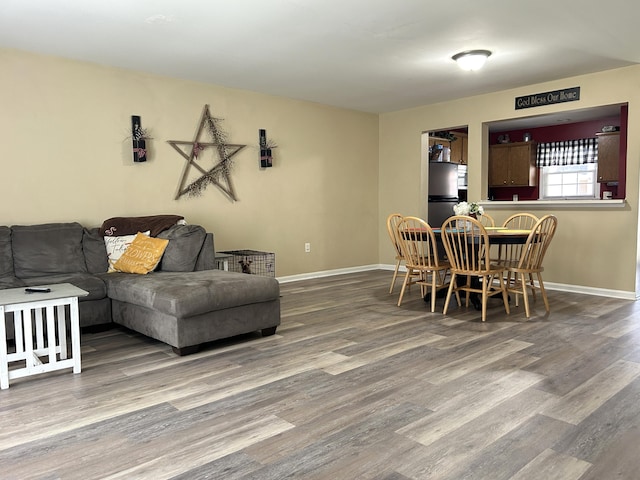 1352 Deer Lake Cir, Lexington, KY 40515 - living area featuring wood finished floors and baseboards