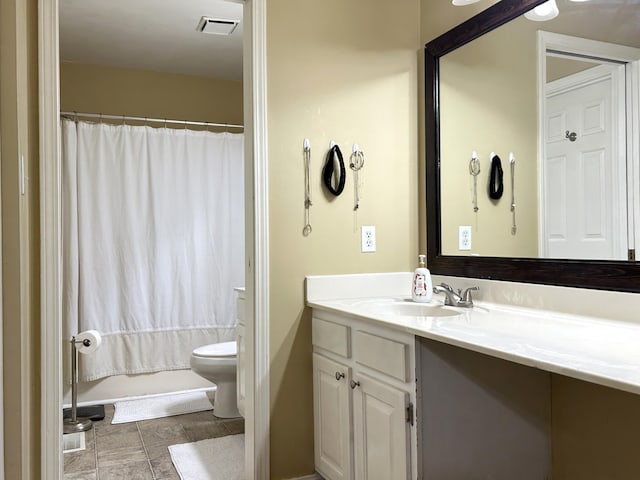 1352 Deer Lake Cir, Lexington, KY 40515 - full bathroom with vanity, toilet, and shower / tub combo with curtain