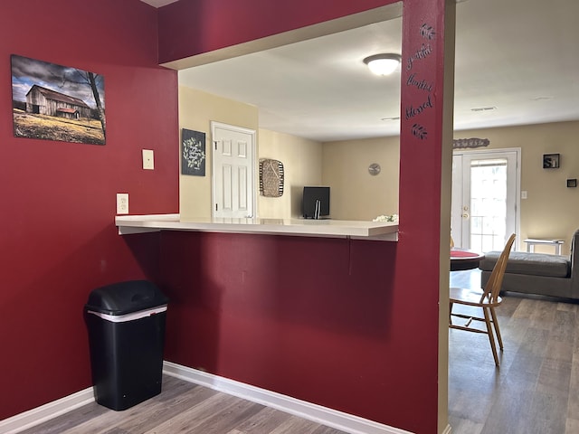 1352 Deer Lake Cir, Lexington, KY 40515 - kitchen featuring wood finished floors, a kitchen bar, and baseboards