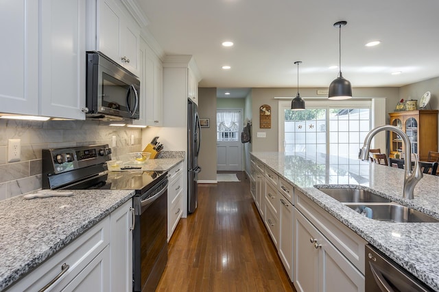 395 Redding Rd Unit 19, Lexington, KY 40517 - kitchen featuring black appliances, a sink, white cabinets, dark wood finished floors, and tasteful backsplash