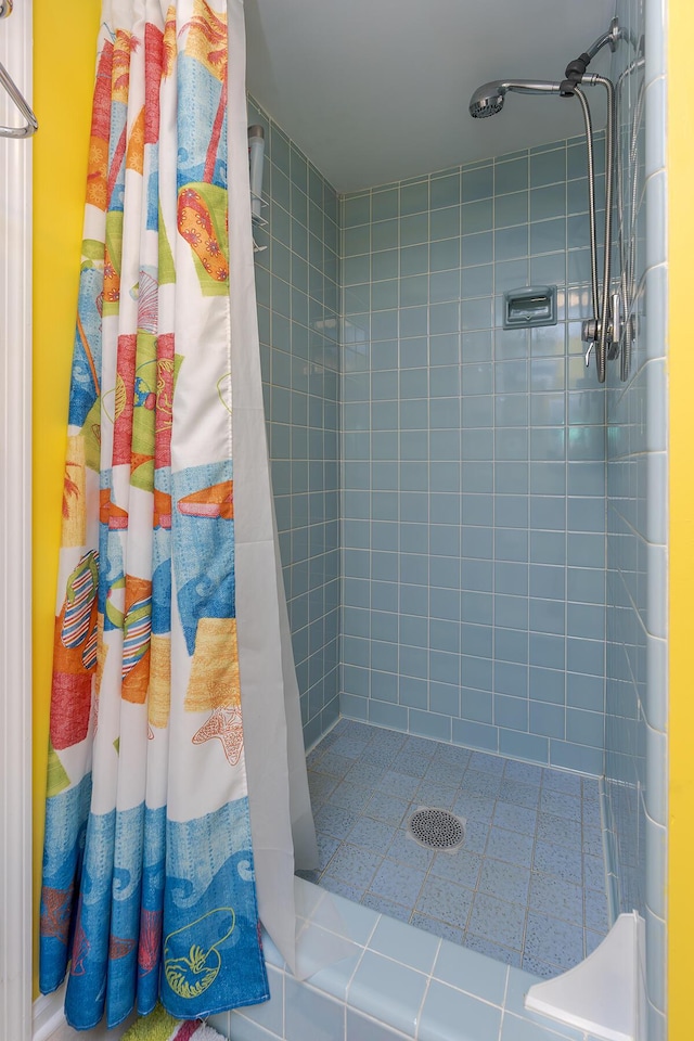 395 Redding Rd Unit 19, Lexington, KY 40517 - bathroom featuring a tile shower