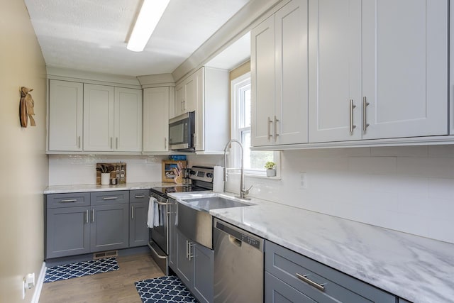 113 Jonathan Dr, Richmond, KY 40475 - kitchen featuring stainless steel appliances, gray cabinetry, tasteful backsplash, and light wood finished floors