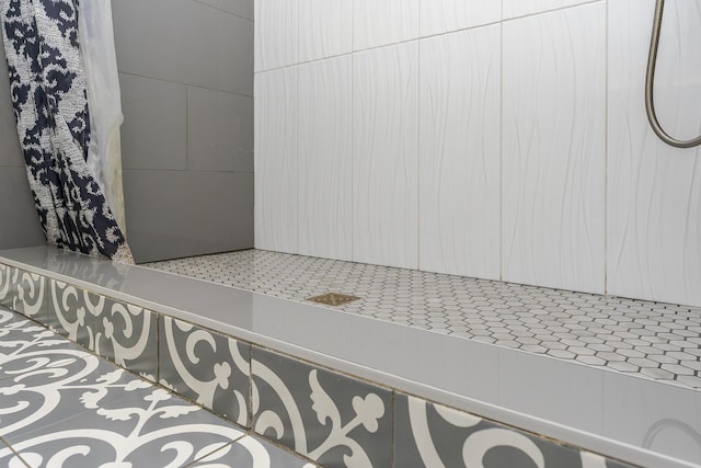 113 Jonathan Dr, Richmond, KY 40475 - bathroom view of tiled shower