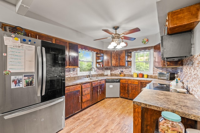 1023 Chickasaw Trl, Frankfort, KY 40601 - kitchen featuring appliances with stainless steel finishes, a sink, backsplash, and ceiling fan