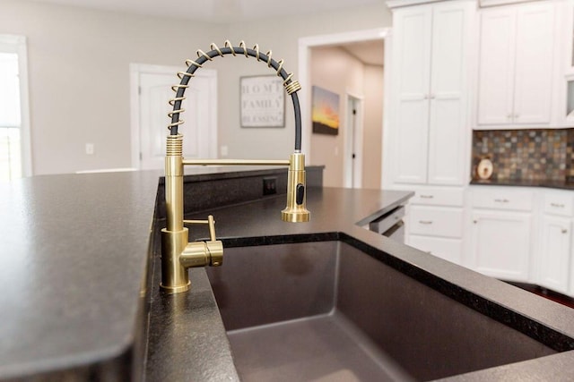 809 Muirfield Trl, Richmond, KY 40475 - kitchen with dark countertops, white cabinetry, and tasteful backsplash