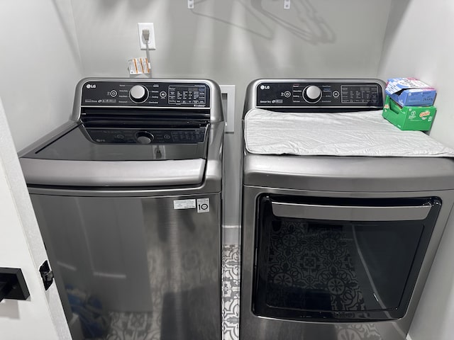 2042 Partridge Way, Richmond, KY 40475 - laundry area with washer and dryer