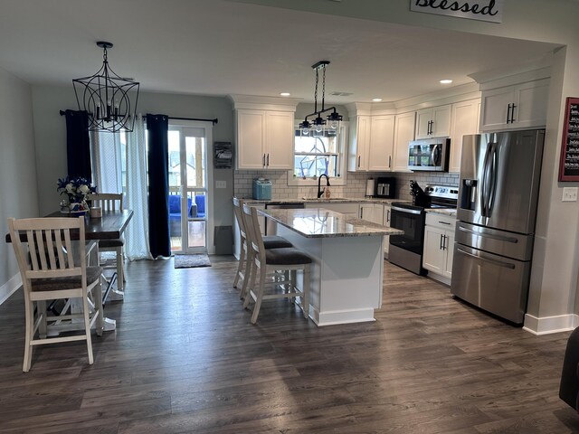 2042 Partridge Way, Richmond, KY 40475 - kitchen with appliances with stainless steel finishes, a chandelier, a sink, a kitchen island, and recessed lighting