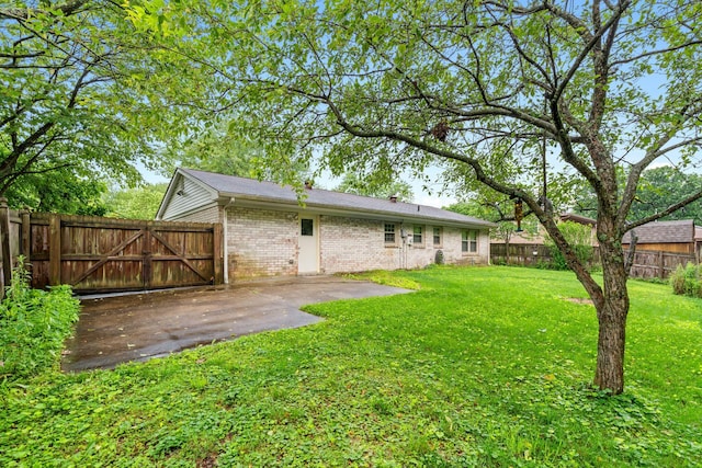 1609 Magna Oak Dr, Lexington, KY 40515 - view of yard featuring a patio area and a gate