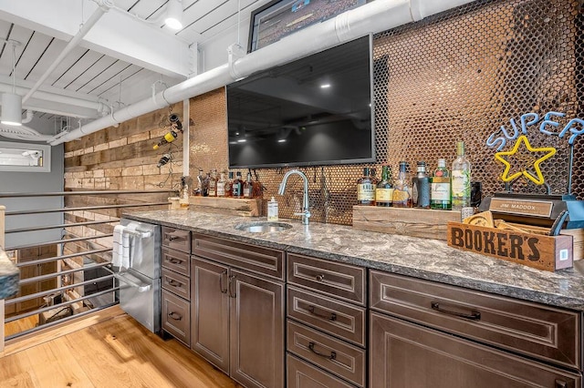 517 W Main St, Lexington, KY 40507 - indoor bar with light wood-style flooring and dishwasher