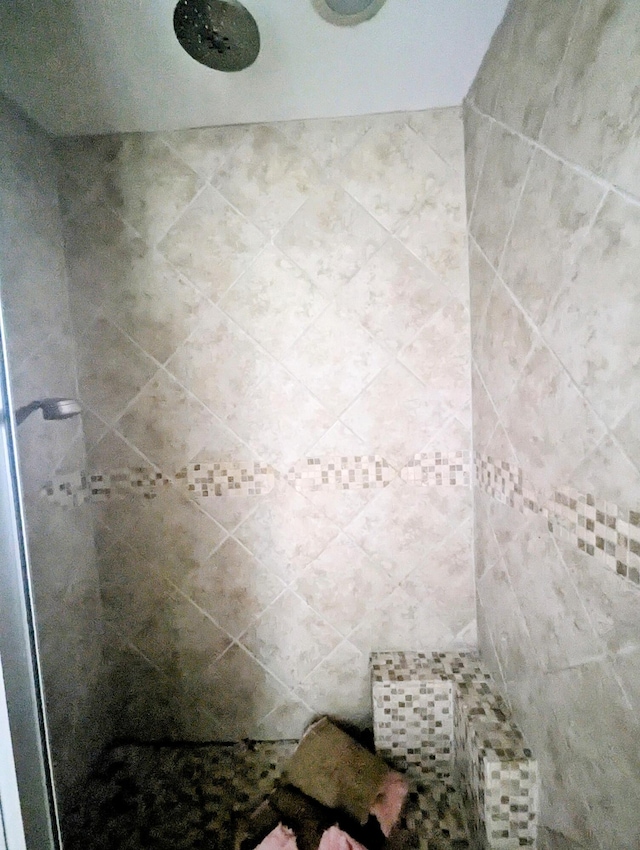 400 Verna Dr, Winchester, KY 40391 - bathroom with tiled shower