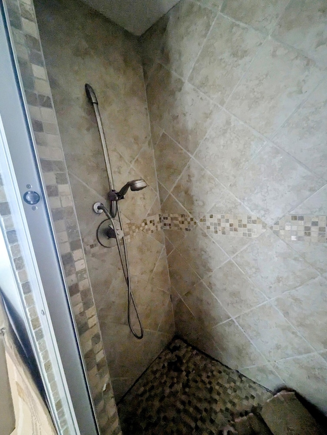 400 Verna Dr, Winchester, KY 40391 - bathroom featuring a tile shower