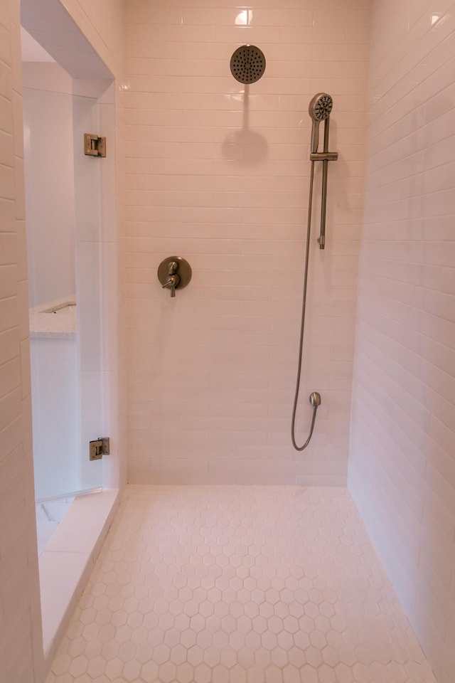 4299 Captains Ct, Lexington, KY 40513 - bathroom featuring a tile shower