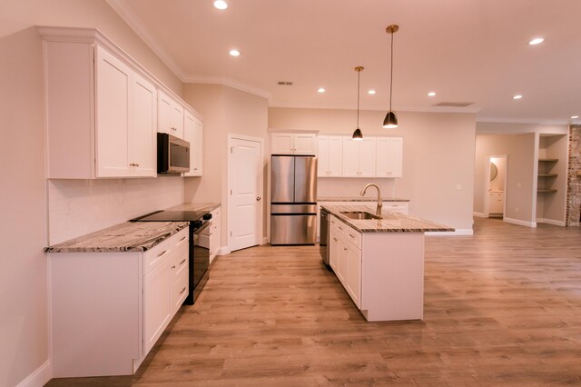 4299 Captains Ct, Lexington, KY 40513 - kitchen with stainless steel appliances, a sink, crown molding, baseboards, and recessed lighting