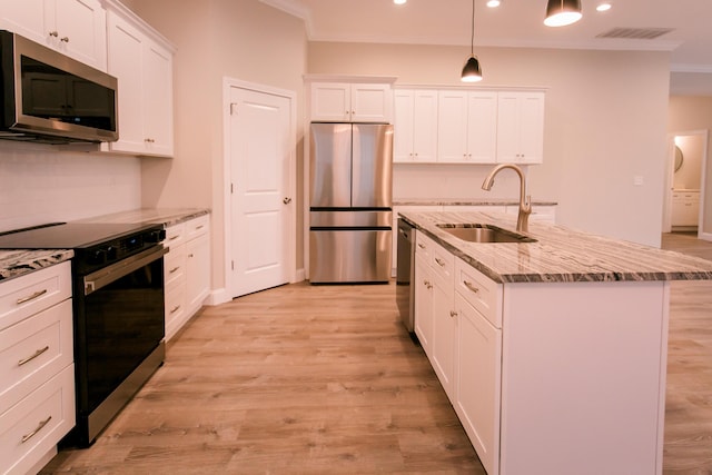 4299 Captains Ct, Lexington, KY 40513 - kitchen with appliances with stainless steel finishes, a sink, crown molding, light wood-style flooring, and white cabinets