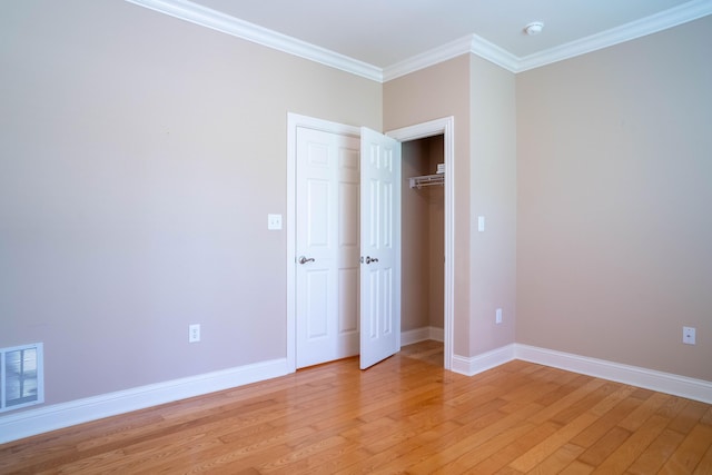 20 Walnut Hill Ct, Cynthiana, KY 41031 - unfurnished bedroom with light wood-style flooring, crown molding, baseboards, and a closet