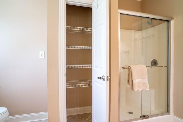 20 Walnut Hill Ct, Cynthiana, KY 41031 - full bath featuring a shower stall, toilet, baseboards, and tile patterned floors