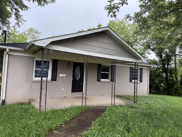 100 Ridgeway Dr, Lancaster, KY 40444 - bungalow featuring a front lawn, a porch, and brick siding