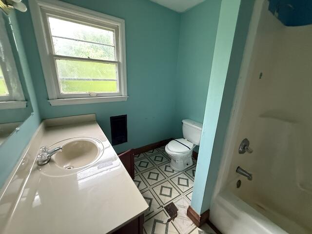 100 Ridgeway Dr, Lancaster, KY 40444 - full bathroom featuring vanity, toilet, baseboards, and shower / washtub combination