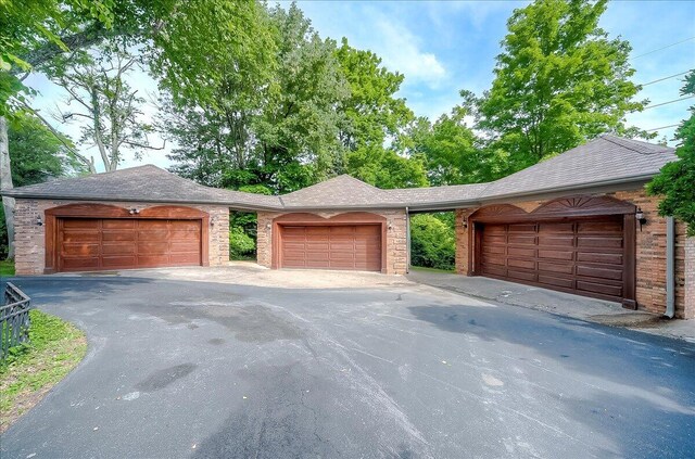 523 Leawood Dr, Frankfort, KY 40601 - view of garage