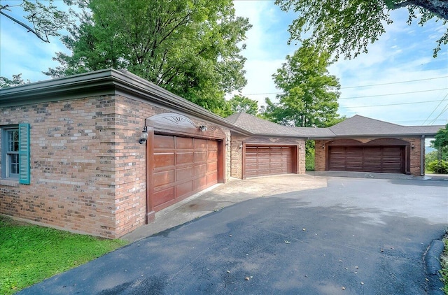 523 Leawood Dr, Frankfort, KY 40601 - view of garage