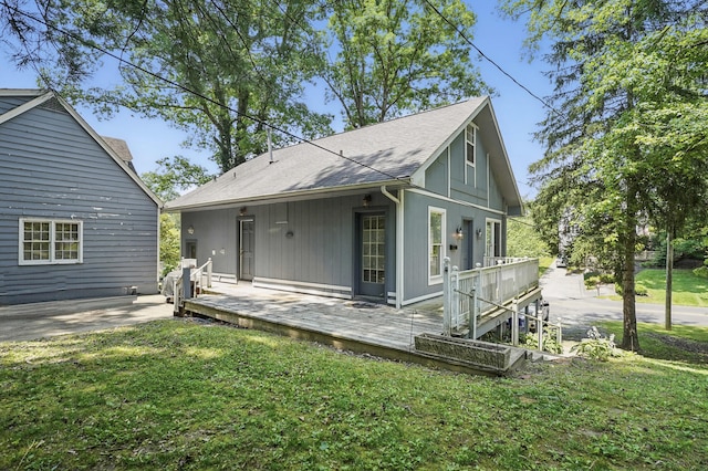832 N 25th St, Middlesboro, KY 40965 - view of front of property featuring a front yard, a deck, and a shingled roof