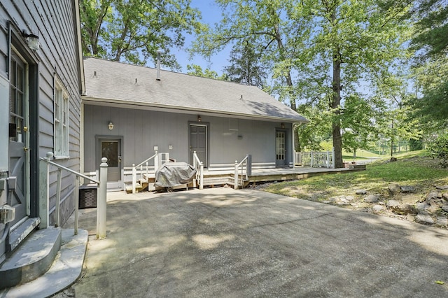832 N 25th St, Middlesboro, KY 40965 - back of property featuring roof with shingles