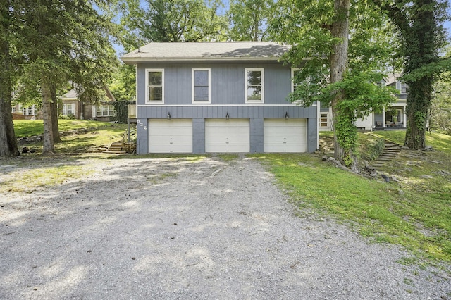 832 N 25th St, Middlesboro, KY 40965 - view of front of house with a garage and gravel driveway