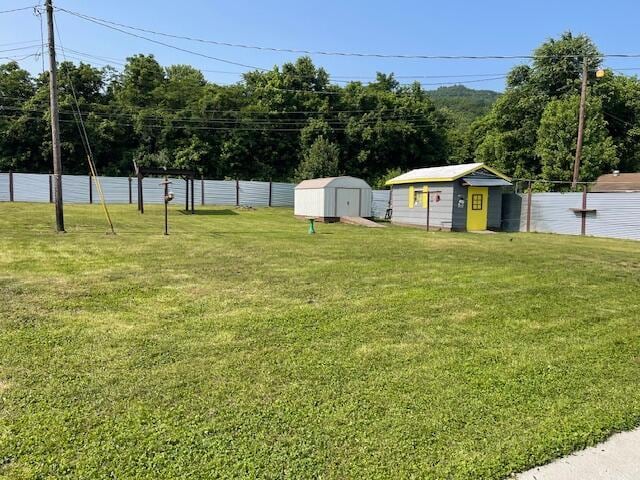 600 S 38th St, Middlesboro, KY 40965 - view of yard