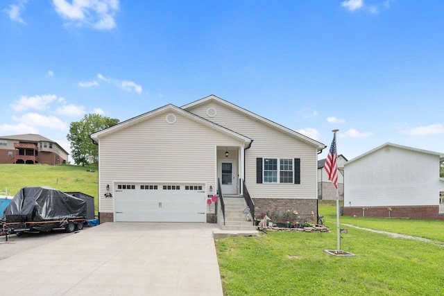 116 Hackberry Ct, Frankfort, KY 40601 - view of front of house featuring driveway, a front yard, and a garage