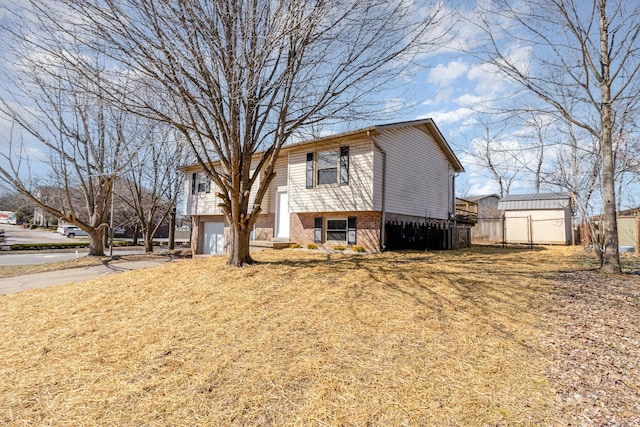 2837 Yellowstone Pkwy, Lexington, KY 40517 - bi-level home with brick siding, a garage, and driveway