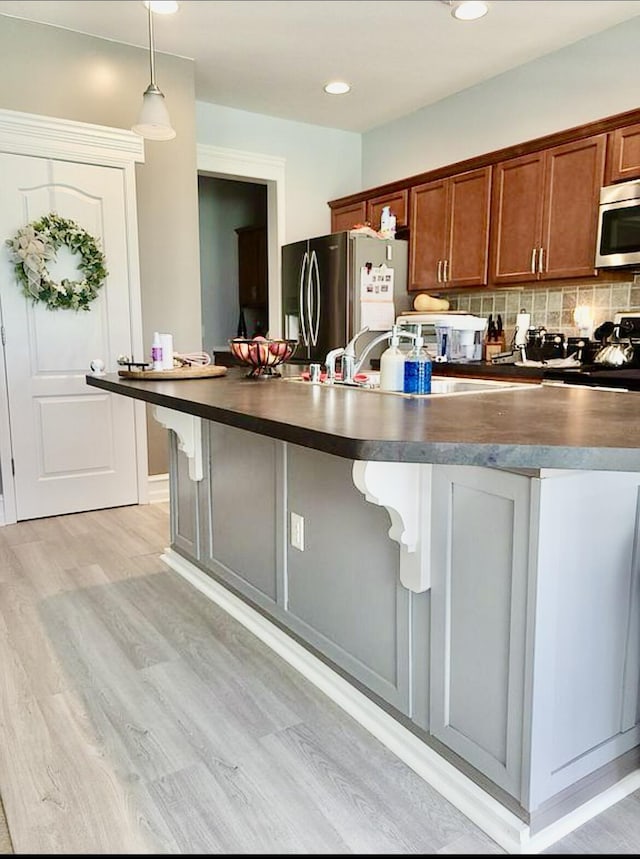 133 Mcintosh Park, Georgetown, KY 40324 - kitchen featuring stainless steel appliances, dark countertops, light wood-style flooring, a breakfast bar, and recessed lighting