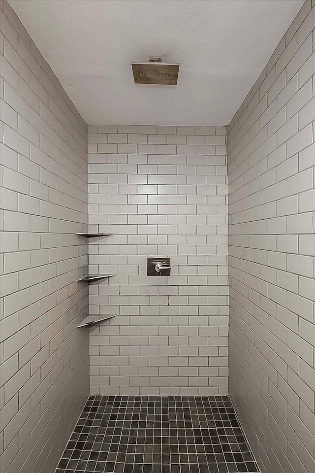 235 Westover Rd, Frankfort, KY 40601 - full bath featuring tiled shower