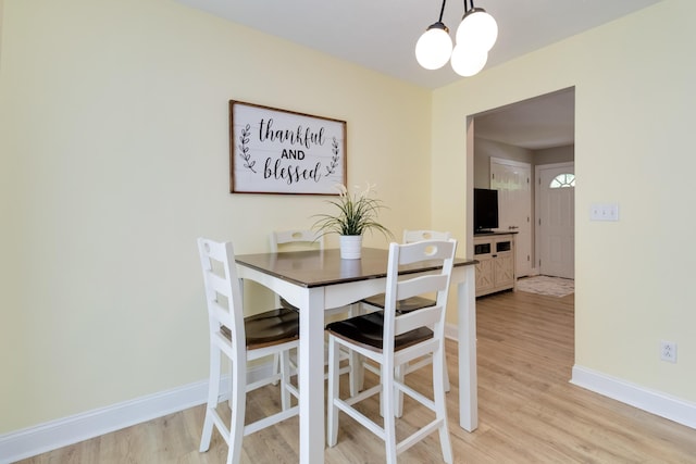 913 W 8th St, Corbin, KY 40701 - dining space featuring light wood-style floors, baseboards, and a chandelier